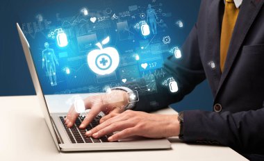 İnternette tıbbi sorunlar için el taraması