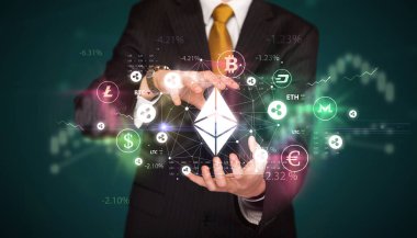 Para birimi sembolleri taşıyan bir işadamı