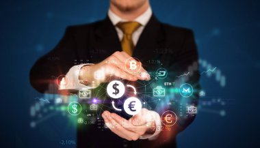 Para birimi sembolleri taşıyan bir işadamı