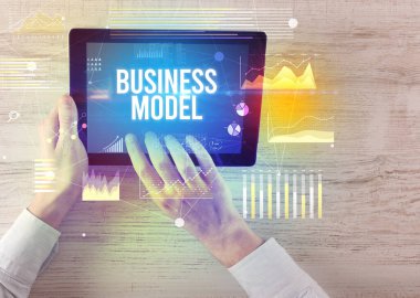 İşletme yazıtlı tableti tutan ellerin yakın çekimi