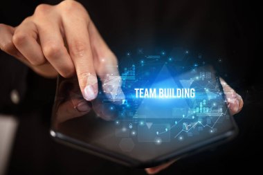 İş adamı katlanabilir bir akıllı telefon tutuyor, iş konsepti