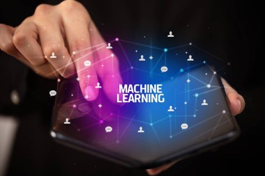 Katlanabilir akıllı telefonu olan bir iş adamı, yeni teknoloji konsepti