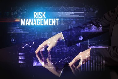 İş adamı dev ekrana dokunuyor