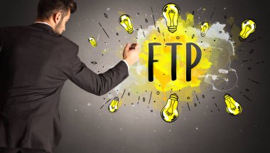 Adam renkli ampul çiziyor.