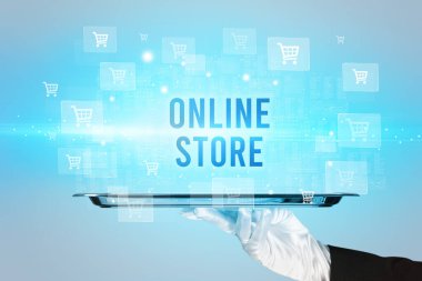 Garson online alışveriş konsepti sunuyor.