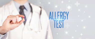 İlaç veren bir doktorun yakın çekimi.