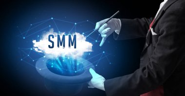 Sihirbaz ya da illüzyonist sihir numarası yapıyor.