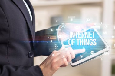 Modern teknoloji konseptini arayan bir tabletin yakın çekimi