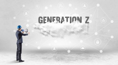 Sosyal medya konsepti üzerinde çalışan mühendis