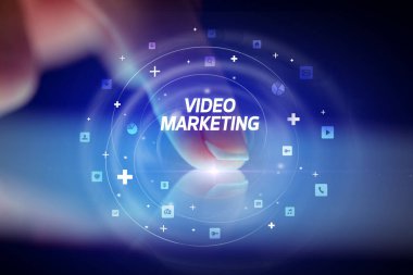 Sosyal medya simgeleri kavramlı parmak dokunuşu tableti