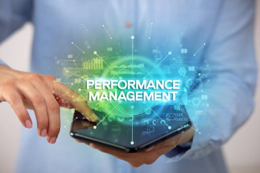 İş adamı katlanabilir bir akıllı telefon tutuyor, yeni iş konsepti