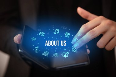 Katlanabilir akıllı telefonu olan bir iş adamı, sosyal medya kavramı