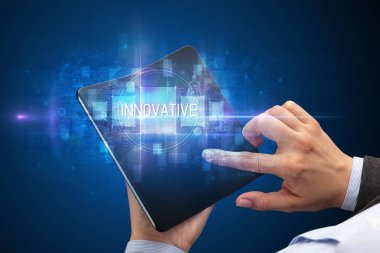 Katlanabilir akıllı telefonu olan bir iş adamı