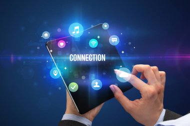 Katlanabilir akıllı telefonu olan bir iş adamı