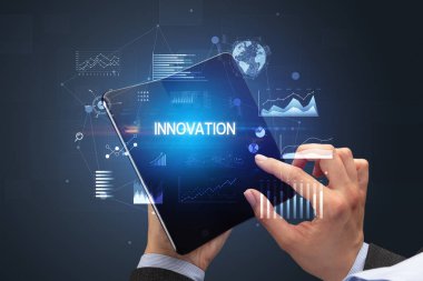 İş adamı katlanabilir bir akıllı telefon tutuyor, iş konsepti