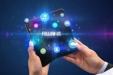 Katlanabilir akıllı telefonu olan bir iş adamı