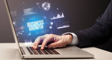 Dizüstü bilgisayar ve iş konsepti üzerinde çalışan iş adamı