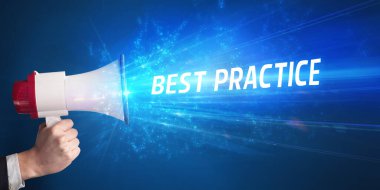 Hoparlörde bağıran genç.