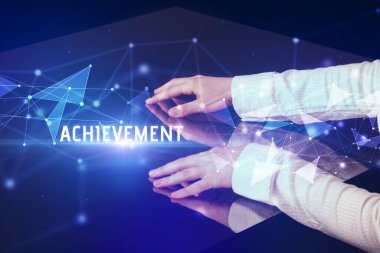 İş adamı dev ekrana dokunuyor