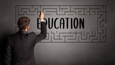 İş adamı labirent çiziyor