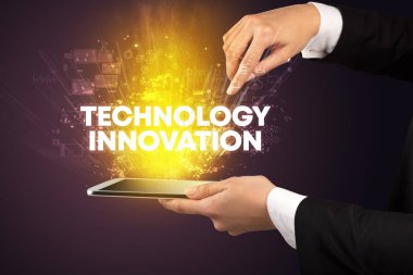 Yazılı dokunmatik ekranın yakın plan görüntüsü