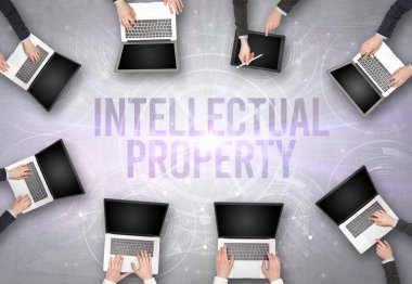 Bir dizüstü bilgisayarın önünde bir grup insan, güvenlik kavramı