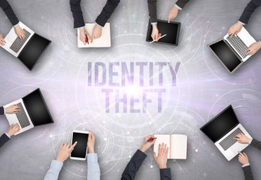 Bir dizüstü bilgisayarın önünde bir grup insan, güvenlik kavramı