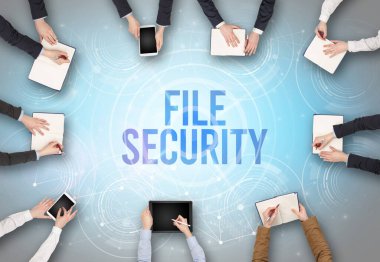 Bir dizüstü bilgisayarın önünde bir grup insan, güvenlik kavramı