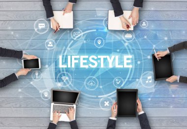 Bir grup insan toplantı yapıyor.