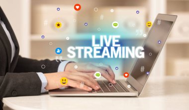 Dizüstü bilgisayar kullanan serbest bir kadın.