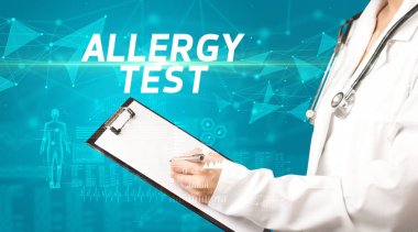 Doktor panoya notlar yazıyor, tıbbi teşhis konsepti.