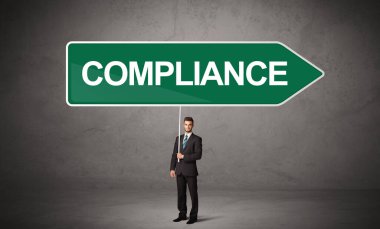 Gündelik trafik levhasındaki genç iş adamı.