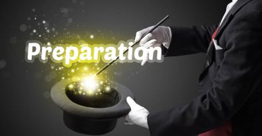 İllüzyonist sihir numarası yapıyor.