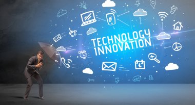 Şemsiyeyle savunma yapan iş adamı, modern teknoloji konsepti