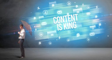 Şemsiyeyle savunma yapan iş adamı