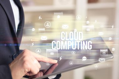 Modern teknoloji konseptini arayan bir tabletin yakın çekimi