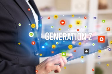 multimedya oynayan iş adamı