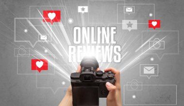 Fotoğraf çeken bir elin yakın çekimi.