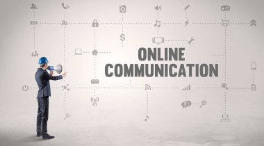 Yeni bir sosyal medya üzerinde çalışan mühendis