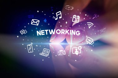 Sosyal medya simgeleri kavramlı parmak dokunuşu tableti