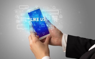 Sosyal medya kavramına sahip akıllı telefon kullanımı
