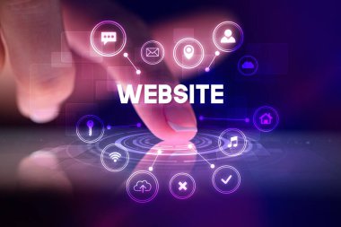 Web teknolojisi simgeleriyle tablete dokunmak