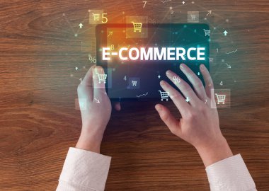 Alışveriş yazısıyla el ele tutuşma tabletinin yakın çekimi