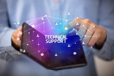 Katlanabilir akıllı telefonu olan bir iş adamı, yeni teknoloji konsepti