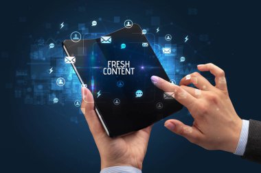 Katlanabilir akıllı telefonu olan bir iş adamı, sosyal medya kavramı