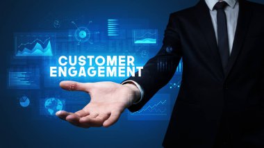 Motivasyon mesajı taşıyan iş adamının eli