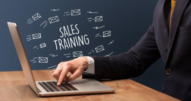 Dizüstü bilgisayar ve e-ticaret konsepti üzerinde çalışan bir iş adamı