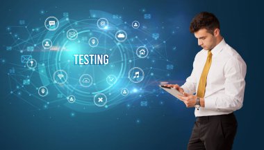 Modern teknolojiyi düşünen bir iş adamı.