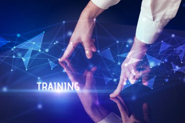 İş adamı dev ekrana dokunuyor