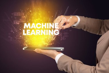 Yazılı dokunmatik ekranın yakın plan görüntüsü